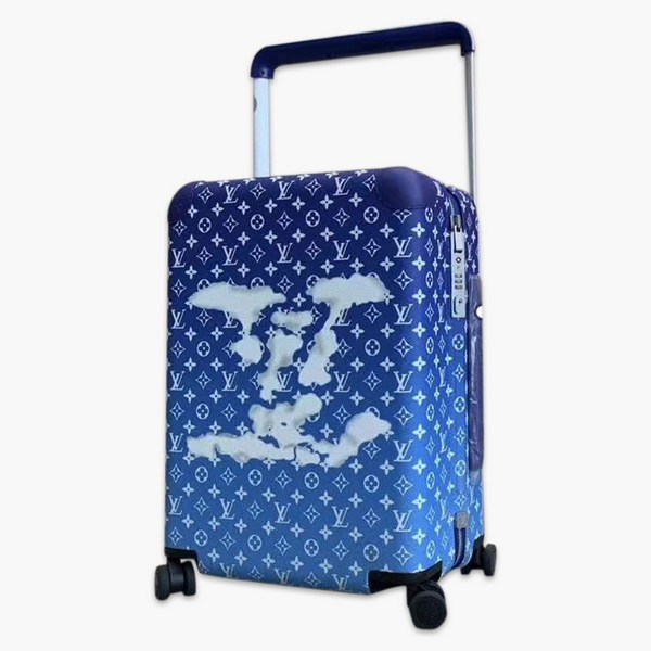 商品Alt模板：路易威登/LV Horizon 55拉杆箱在Virgil Abloh笔下舒展天朗云清的美好图景，品牌标识在宛若晴空的Monogram帆布上舒卷游移，搭配手柄和双轮等灵活设计 - xtest