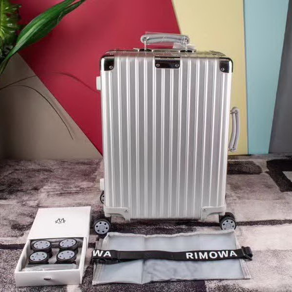 商品Alt模板：日默瓦/Rimowa 旅行箱，全​铝​镁‎合金，经典款​的新版‎本，彩色皮质把手，购买就送透明套，4个轮子，2个手把，绑带，想怎么换就怎么换，永远是街头机场最靓的你 - xtest